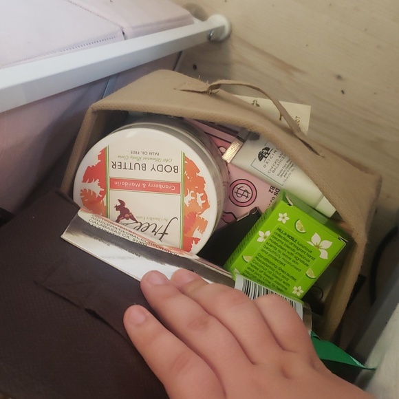 Listing for my cosmetics show - Picture 3 of 4